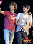 YeWook   (YeSung (czerwona koszulka) + RyeoWook (biała koszulka))