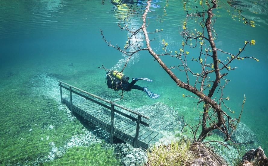Alpejskie jezioro z fantastycznym podwodnym krajobrazem