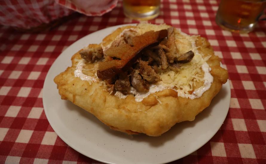 Langosz, czyli najsłynniejszy fast food z Węgier 
