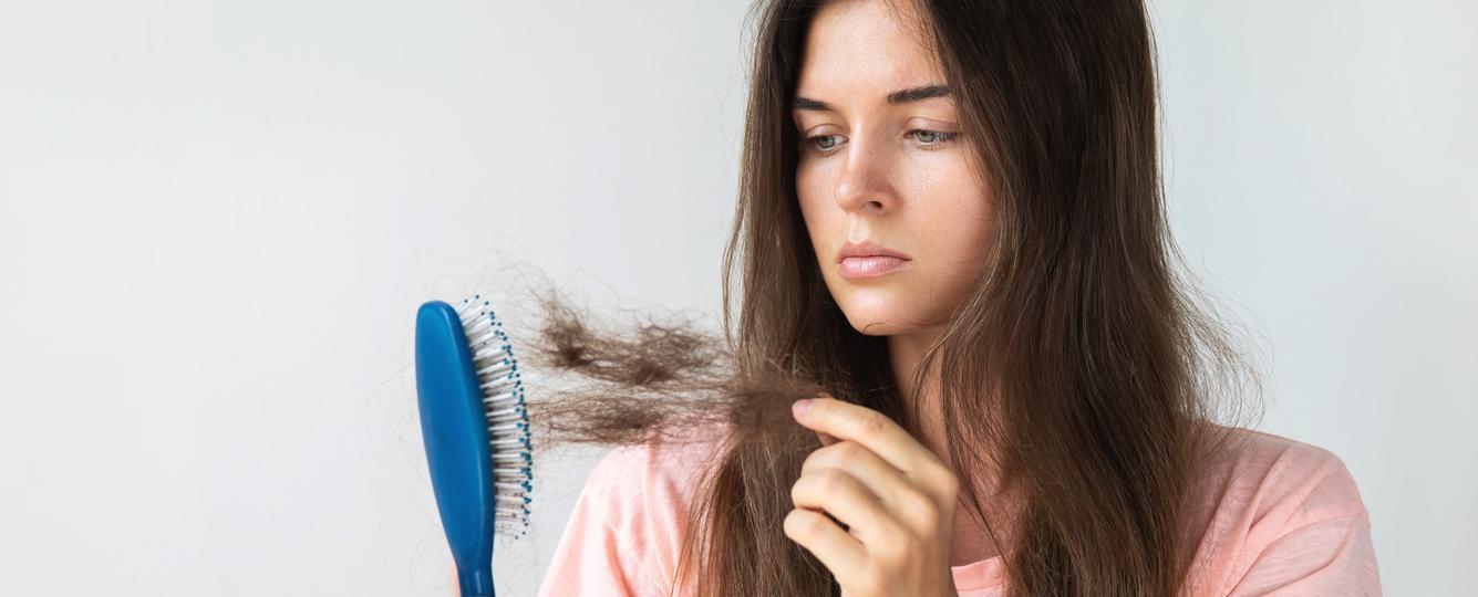 Wypadanie włosów - jakie są przyczyny i jak można z nim walczyć? 