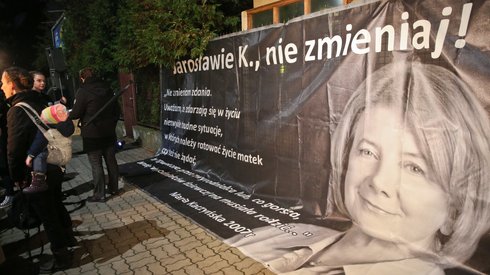 Banner z wizerunkiem Marii Kaczyńskiej na ogrodzeniu domu Jarosława Kaczyńskiego