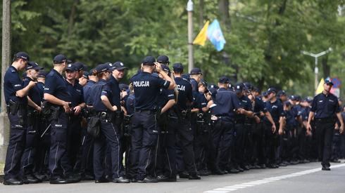 Policjanci na krakowskich Błoniach, fot. PAP/Leszek Szymański