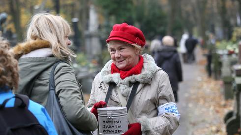 Aktorka Teresa Lipowska kwestuje na Powązkach, fot. PAP/Leszek Szymański