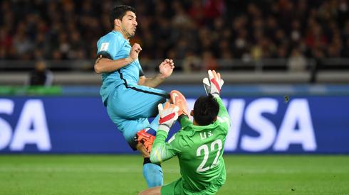 Luis Suarez strzela bramkę Guangzhou