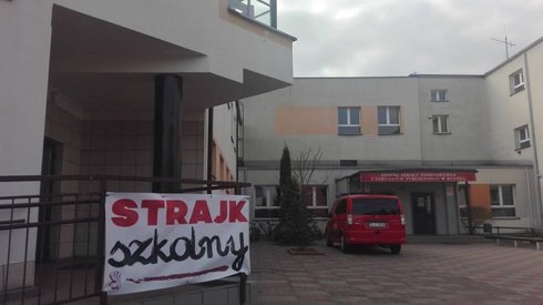 mat. pras. ZNP Łódź/ strajkujące szkoły w Buczku i Czestkowie w Łódzkiem