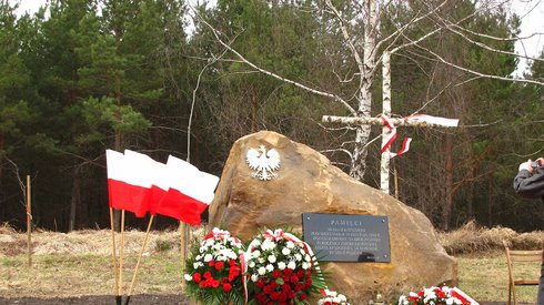 Przedstawiciele władz Kielc i mieszkańcy miasta złożyli kwiaty i zapalili znicze przed obeliskiem upamiętniającym ofiary katastrofy przy ul. Grabinów za Wzgórzem Karczówka. Fot. UM Kielce