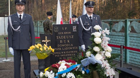 Uroczystości przy grobie byłego Dowódcy Wojsk Lądowych, współtwórcy polskiej kawalerii powietrznej gen. broni Tadeusza Buka. Fot.  PAP/Grzegorz Michałowski