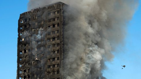 Z budynku wciąż unoszą się kłęby dymu (PAP/EPA/WILL OLIVER)