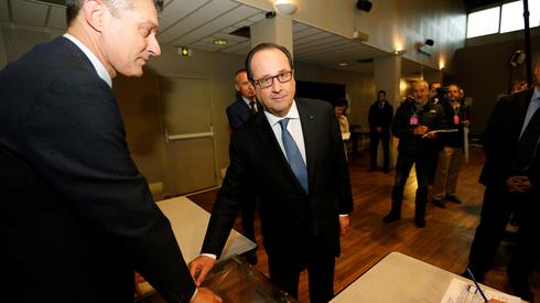 Obecny prezydent Francji Francois Hollande oddał już swój głos w drugiej turze wyborów - REGIS DUVIGNAU/AFP