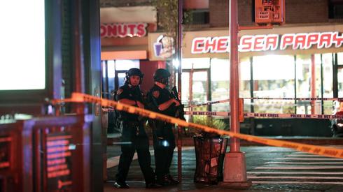 Na miejsce eksplozji przyjechali funkcjonariusze policji nowojorskiej, FBI i strażacy. Miejsce zdarzenia zostało zabezpieczone