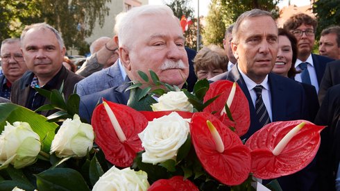 Lech Wałęsa przed Pomnikiem Poległych Stoczniowców, fot. PAP/Adam Warżawa