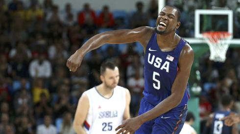 Kevin Durant jest najlepiej punktującym koszykarzem finału olimpijskiego. Amerykanin rzucił już 16 punktów. (Fot. Reuters)