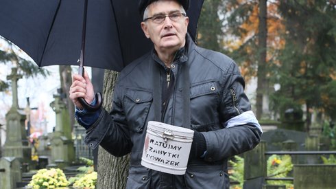 Olgierd Łukaszewicz kwestuje na Powązkach, fot. PAP/Leszek Szymański