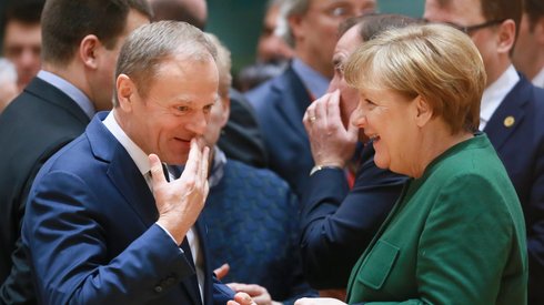 Kanclerz Angela Merkel oraz szef Rady Europejskiej Donald Tusk dziś w Brukseli Fot. EPA/OLIVIER HOSLET 