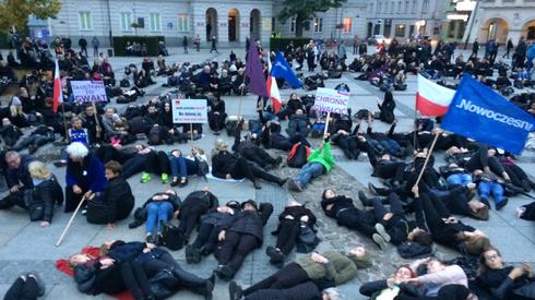 Ostatni punkt protestu w Kielcach. Kilkaset osób na znak sprzeciwu położyło się na płycie Rynku