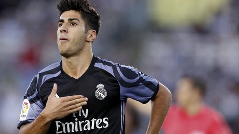 Marco Asensio cieszy się z gola