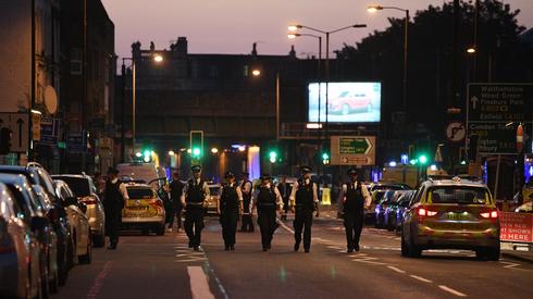 Policja na ulicach Londynu (fot. FACUNDO ARRIZABALAGA/PAP) 