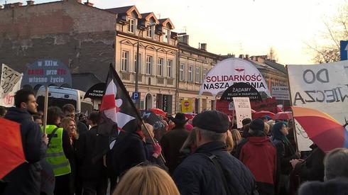 Kraków: marsz za chwilę wyruszy z Rynku Dębnickiego w stronę Rynku Głównego Fot. Dawid Serafin/Onet