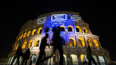 Koloseum w barwach unijnych (fot. Angelo Carconi/PAP/EPA