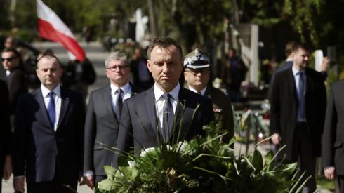 Andrzej Duda na Powązkach. Fot. PAP/Tomasz Gzell 