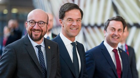 Premierzy Belgii: Charles Michel, Holandii: Mark Rutte i Luksemburga: Xavier Bettel przybywają na drugi dzień obrad w Brukseli Fot. EPA/STEPHANIE LECOCQ