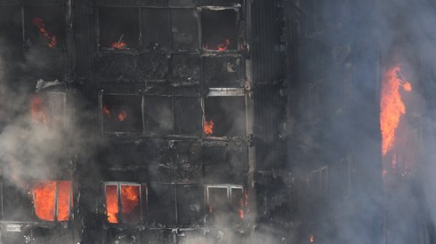 Widok płonącego wieżowca (PAP/EPA/FACUNDO ARRIZABALAGA)