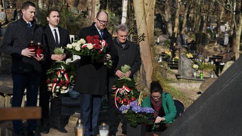 Pomorscy politycy składają dzisiaj kwiaty na grobach ofiar, które zginęły siedem lat temu w katastrofie smoleńskiej. Uroczystości miały miejsce między innymi na gdańskim cmentarzu Srebrzysko, gdzie zostali pochowani Arkadiusz Rybicki, Anna Walentynowicz i Leszek Solski. Fot. Dominik Paszliński/gdansk.pl