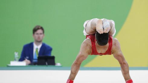 Szwajcarski gimnastyk Oliver Hegi podczas ćwiczeń wolnych. (Fot. Athit Perawongmetha/Reuters)