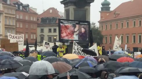 Na placu Zamkowym w Warszawie pojawili się też przeciwnicy aborcji z własnym transparentem. 