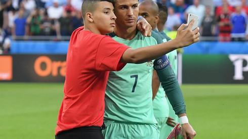 Show wczoraj skradł chłopiec od podawania piłek, który zrobił sobie selfie z Ronaldo (źr.: AFP)