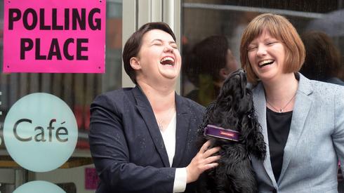 Liderka Partii Konserwatywnej w Szkocji Ruth Davidson ze swoją partnerką Jen Wilson. Fot. AFP/Lesley Martin