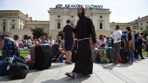 Pielgrzymi na Dworcu Głównym w Krakowie, fot. PAP/Jacek Turczyk