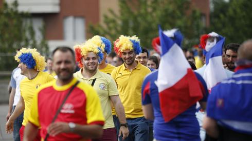 Kibice w drodze na stadion (PAP/EPA)