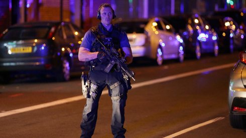 Na ulicach Londynu pojawili się uzbrojeni w broń długą policjanci. Fot: AFP / Daniel LEAL-OLIVAS