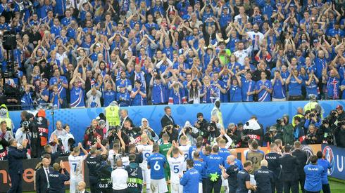 Kibice i piłkarze reprezentacji Islandii (fot. PAP/EPA)