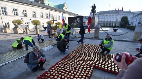 Przygotowania do uroczystości przed Pałacem Prezydenckim. Fot. PAP/Bartłomiej Zborowski