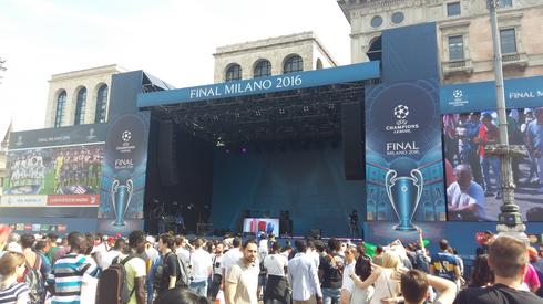 Scena na Piazza Duomo, gdzie odbywają się główne uroczystości związane z finałem Ligi Mistrzów.