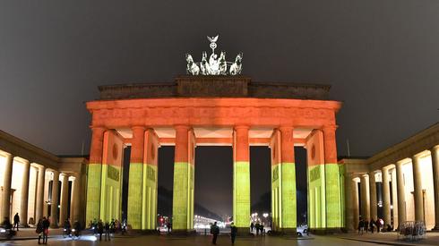 Brama Brandenburska została podświetlona w kolorach flagi niemieckiej po zamachach w Berlinie (PAUL ZINKEN/PAP)