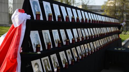 Portrety 96 ofiar katastrofy zawieszone na tyłach pomnika AK przy gmachu Sejmu. Fot. PAP/Jakub Kamiński