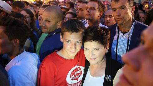 Beata Szydło przed oknem papieskim, fot. PAP/Paweł Supernak