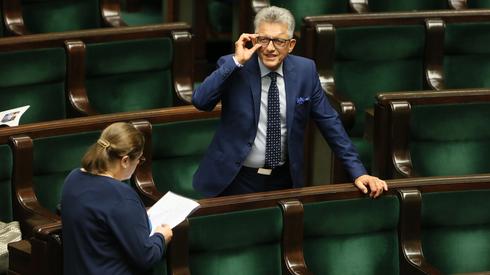 Na sali sejmowej są m.in. Krystyna Pawłowicz i Stanisław Piotrowicz z PiS. Fot. Tomasz Gzell/PAP