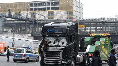 Ciężarówka, którą wczoraj dokonano zamachu została zabrana z miejsca zdarzenia (Fot. RAINER JENSEN/PAP)