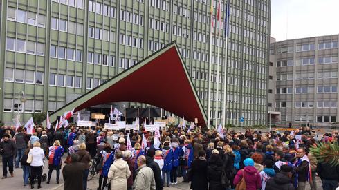 O godz. 14.30 przed Urzędem Wojewódzkim w Kielcach rozpoczął się protest nauczycieli przeciwko planowanej reformie oświaty. W pikiecie udział bierze około 500 osób.