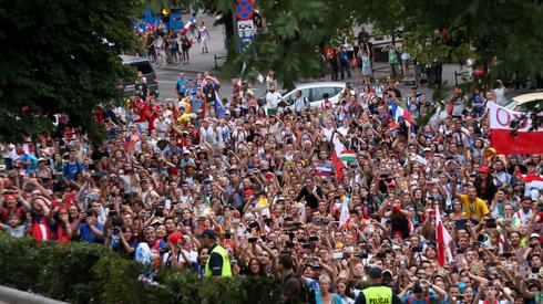 Tłumy w oczekiwaniu na papieża, fot. PAP/Paweł Supernak