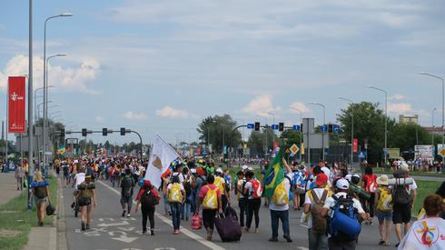 Mówi się, że zebranych w Brzegach jest już ponad milion, a w drodze są kolejni pielgrzymi. Zdjęcie naszego reportera Sebastiana Białacha.