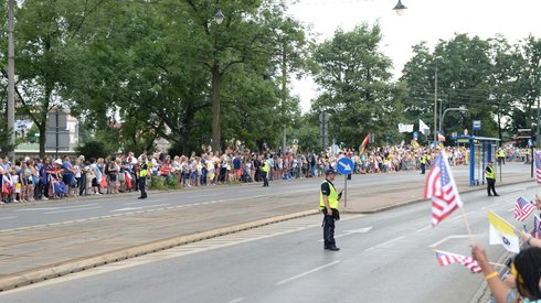 Wierni oczekują na papieża na trasie jego przejazdu, fot. PAP/Darek Delmanowicz