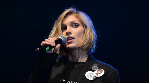 Modelka Anja Rubik na scenie podczas Międzynarodowego Strajku Kobiet w Warszawie Fot. PAP/Jacek Turczyk