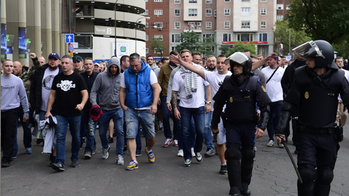 Kibice Legii eskortowani na Bernabeu przez policję