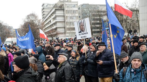 Kolejna wspólna manifestacja Komitetu Obrony Demokracji i partii opozycyjnych. Fot. Marcin Obara/PAP