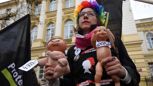 Działaczki Protestu Kobiet przed KPRM w Warszawie PAP/Bartłomiej Zborowski